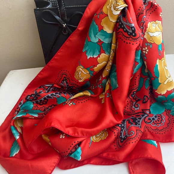 Colourful vintage square scarf - Picture 8 of 9